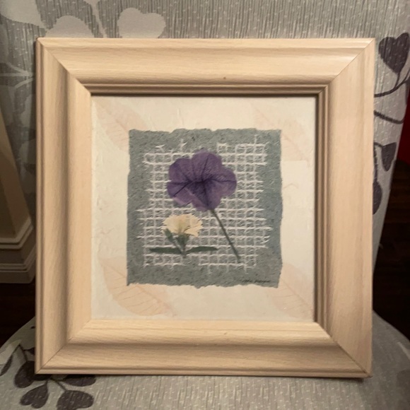 Flower print great addition to any room - Picture 1 of 3